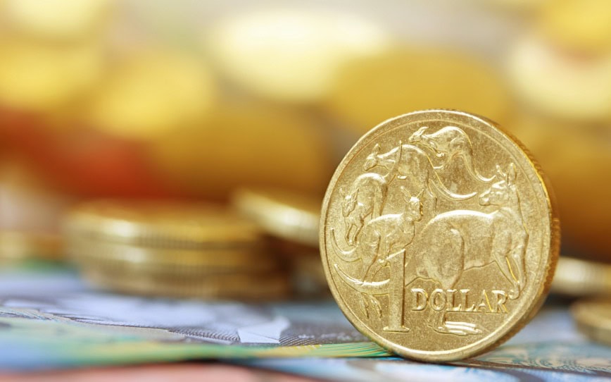 Cover Image for Market wrap: Aussie dollar shines but share market slips