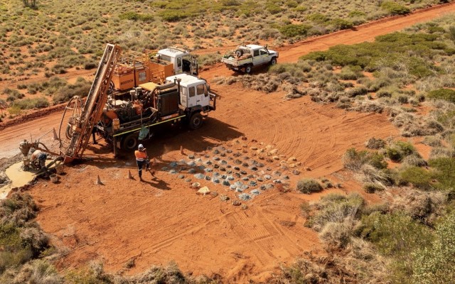 Cover Image for Caeneus Minerals finds disseminated sulphides in maiden holes at Roberts gold project