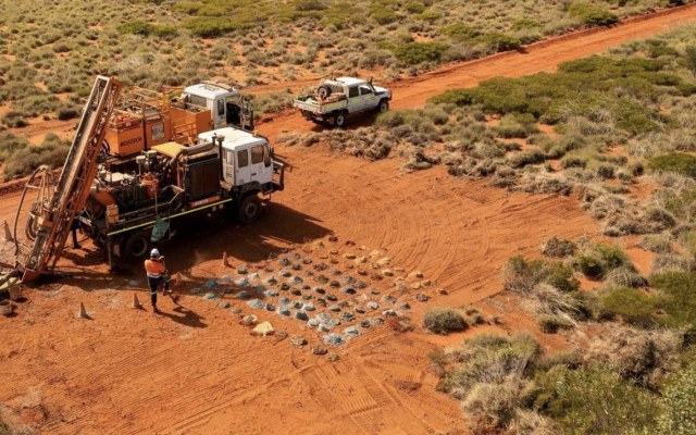 Cover Image for Caeneus Minerals anticipates assays from aircore drilling at Roberts Hill gold project