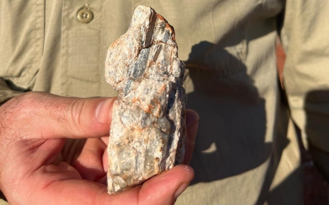 Cover Image for Gold talk at Diggers drowns-out lithium discovery news