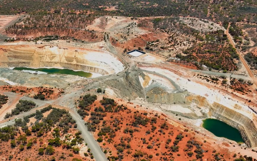 Cover Image for Minerals 260 delivers thick gold hits in first drilling campaign at Bullabulling project in WA
