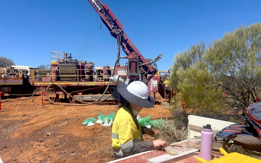 Cover Image for Premier1 Lithium strikes high-grade gold in maiden drilling campaign at Yalgoo