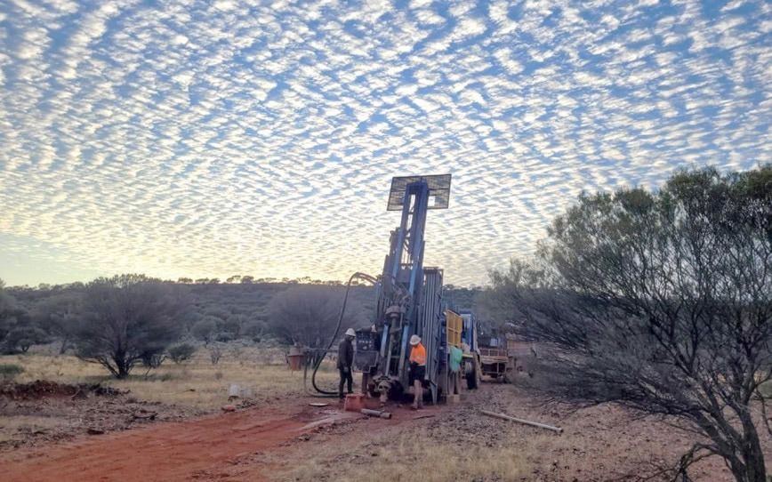 Cover Image for Solstice Minerals makes shallow gold hits at Bunjarra and Box Soak targets