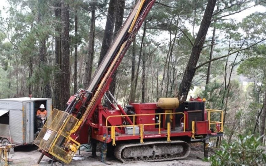 Cover Image for Stellar Resources accelerates Heemskirk tin project with third drill rig and key test work